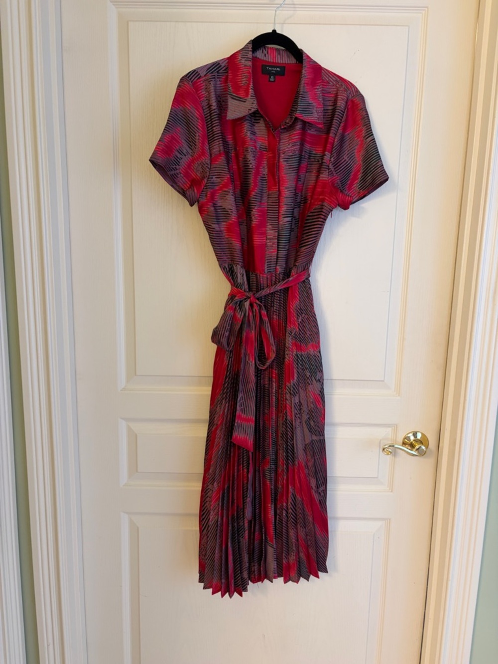 Tahari ASL Red and Black Abstract Pleated Shirt Dress
